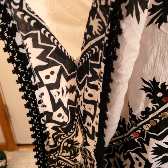 NWOT Chico's top.  SZ S/M but will fit a large easy. - Picture 6 of 13